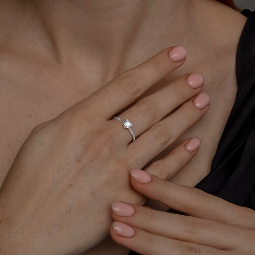 Помолвочное кольцо из серебра с фианитом - фото 5