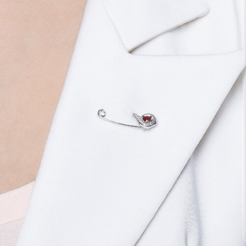 Брошь из серебра с бесцветными и красным фианитами - фото 2